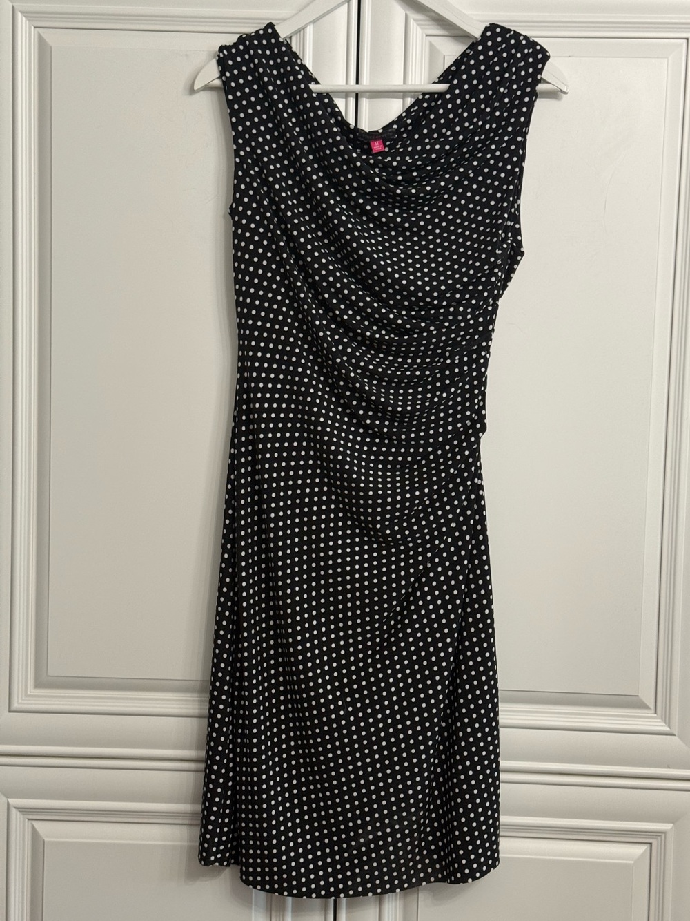 Vince Camuto Size M Black + White Polka Dot Sleeveless Midi Dress Draping Ruched